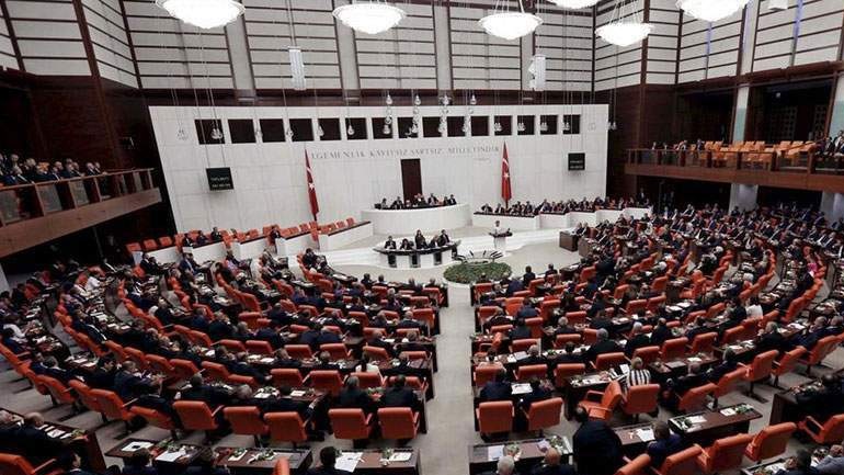 Σπάνια ομοφωνία στην τουρκική Βουλή για την καταδίκη των κυρώσεων από τις ΗΠΑ